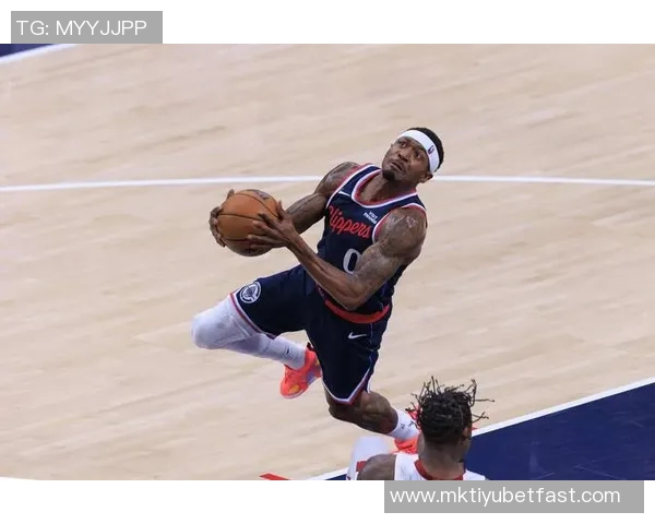 快船训练营首日盛况:灯泡组合同框小卡与比尔携手出击 快船训练营首日盛况:灯泡组合同框小卡与比尔携手出击